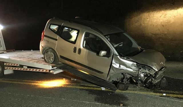 Bursa'da Kaza! Otomobil İle Hafif Ticari Araç Çarpıştı: 3 Kişi Yaralandı