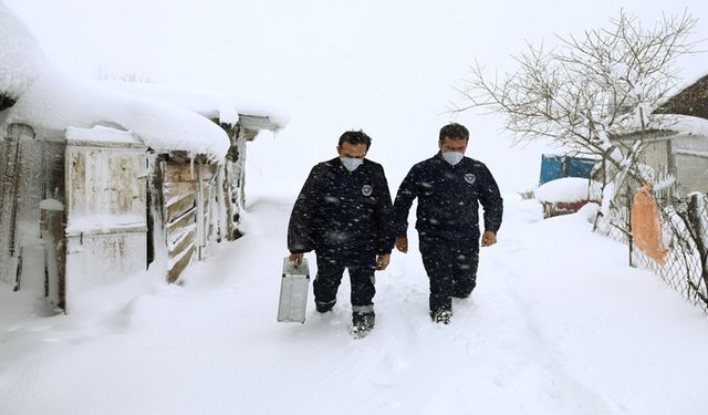 Bursa'da Kar Nedeniyle Kapanan Mahalledeki Felçli Hastaya Sağlık Çalışanşları Belediye Ekiplerinin Yardımıyla Ulaştı