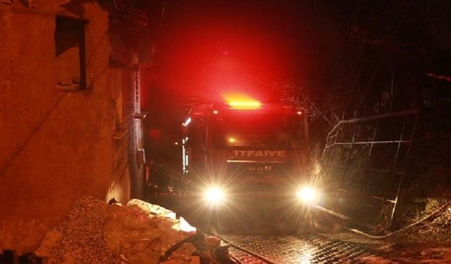 Bursa'da Yangın! İki Katlı Ahşap Ev Kullanılamaz Hale Geldi