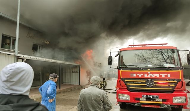 İnegöl'deki Bir Sünger Deposunda Yangın Çıktı