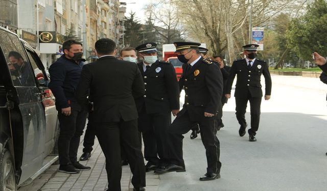 Bursa'da Gazetecilerden Polis Ekiplerine Sürpriz Kutlama