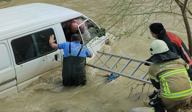 İnegöl'de Dereye Düşen Minibüste Mahsur Kalan Sürücü Kurtarıldı