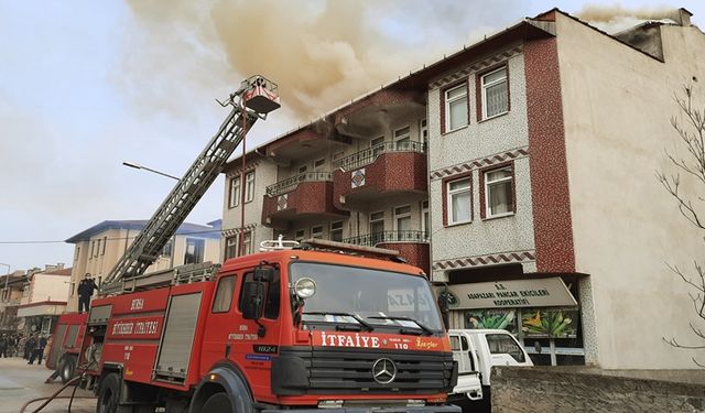Bursa'da Yangın! Binada Karantinada Olan Hastalar Hastaneye Kaldırıldı
