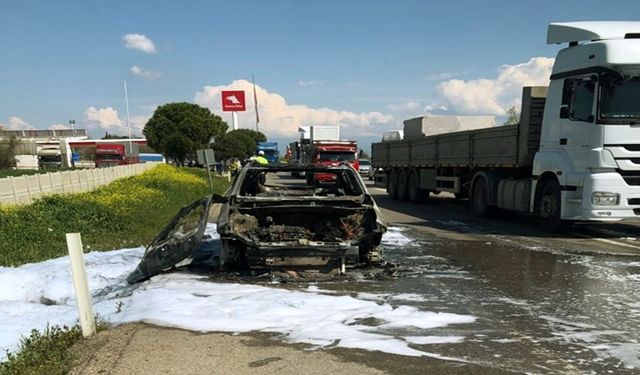 Bursa'da Seyir Halindeki Otomobil Yanarak Kullanılamaz Hale Geldi