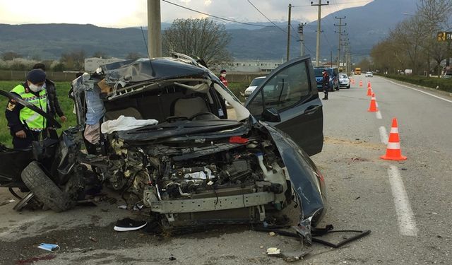 Bursa'da Aracın Beton Direğe Çarpması Sonucu 4 Kişi Ağır Yaralandı