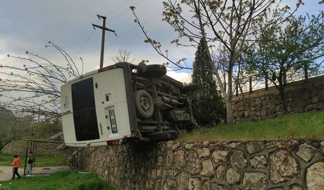 Bursa'da Refüje Çarptıktan Sonra Parka Devrilen Minibüste 4 Kişi Yaralandı