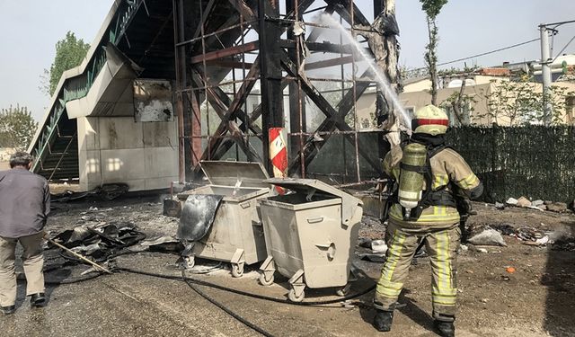 Bursa'da Yangın! Üst Geçit Kullanılamaz Hale Geldi