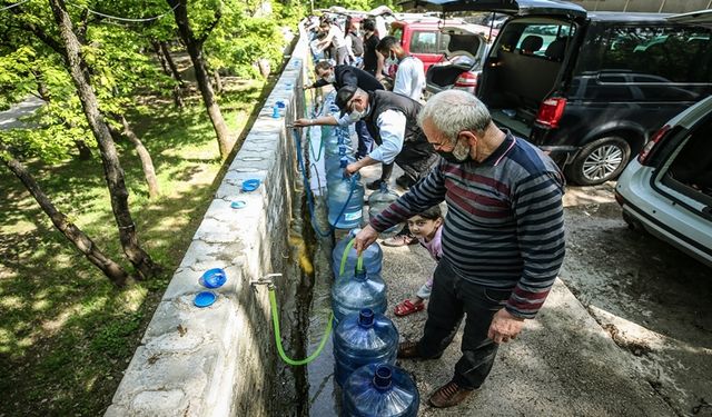 Bursa'da Tam Kapanma Öncesi Kaynak Suyu Kuyrukları Oluştu