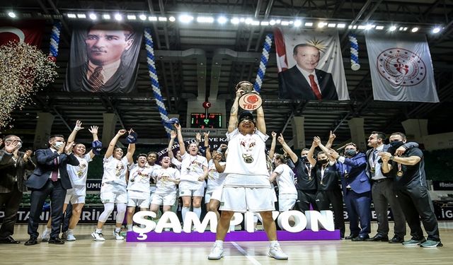 Kadınlar Basketbol Süper Ligi'ne Yükselen Bursa Büyükşehir Belediyespor Şampiyonluk Kupasını Kaldırdı