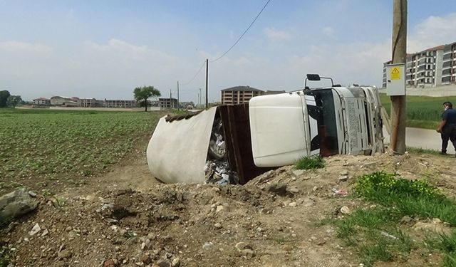 İnegöl'de Kaza! Devrilen Kamyonun Sürücüsü Yaralandı