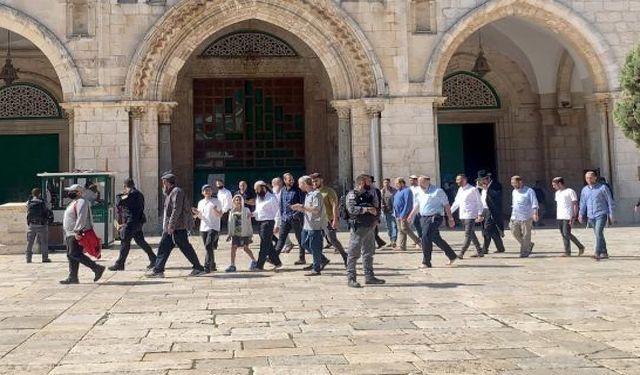 İsrailli Sivil İşgalciler Mescid-i Aksa'ya Baskın Düzenledi!