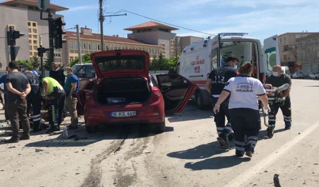 Osmangazi'de İki Otomobil Çarpıştı: 5 Yaralı!