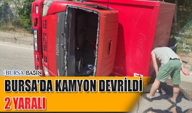 Bursa'da İçecek Yüklü Kamyon Devrildi: 3 Kişi Yaralandı