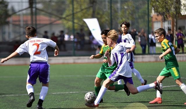 Bursa'da Futbolun Yıldızları Sahaya Çıktı