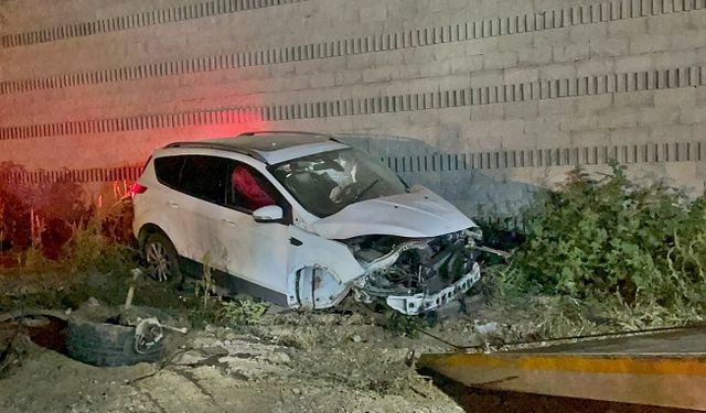 Bursa’da virajı alamayan Araç köprü duvarına çarptı 2 Yaralı!