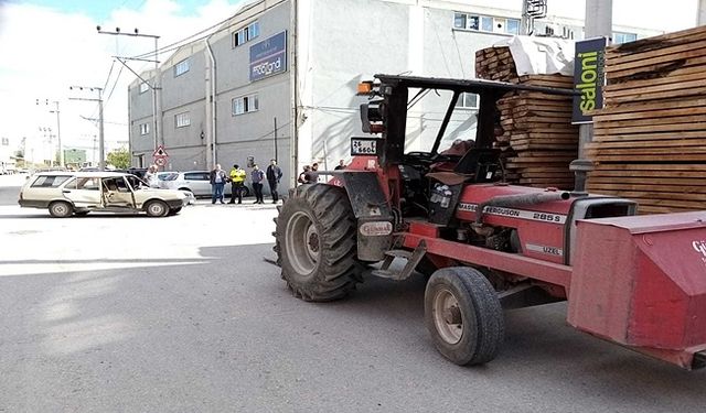 Bursa'da İş Makinesi Otomobille Çarpıştı 1 Yaralı