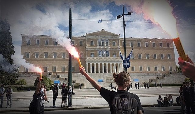 Yunanistan'da öğretmen ve öğrenciler gösteri düzenledi