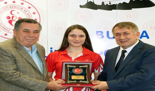 Bursa'nın En'leri Arasına Giren Genç Sporcu Ayça Özgür'e Ödül