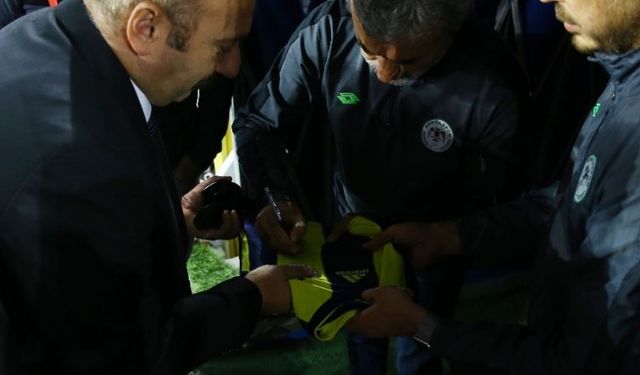 Fenerbahçe Taraftarından Aykut Kocaman'a Çiçek