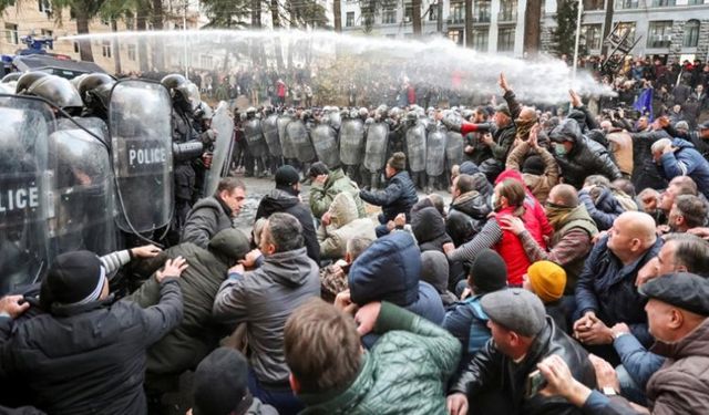 Komşu Ülke Gürcistan'da Parlamento Binasını Önü Göstericiler Tarafından Kesildi