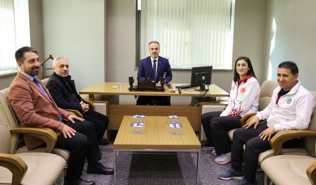 Başkan Aktaş Olimpiyat Yolcusu Hatice Kübra'yı Kutladı