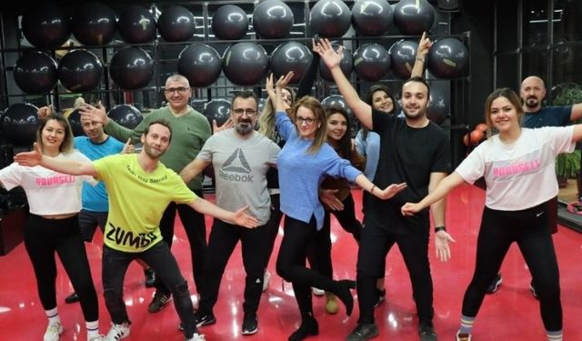 Obeziteye Zumba Yaparak Dikkat Çektiler