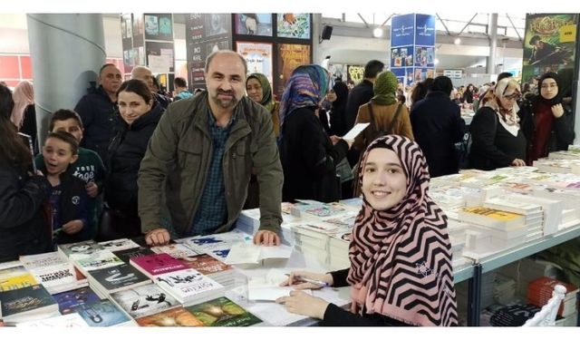 Bursalı Yazar 'Küçük Anne' Tuğçe Çakır İmza Gününde Takipçileriyle Buluştu