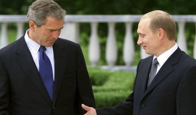 Kremlin, Putin ve Bush'un dans ettiği anları paylaştı