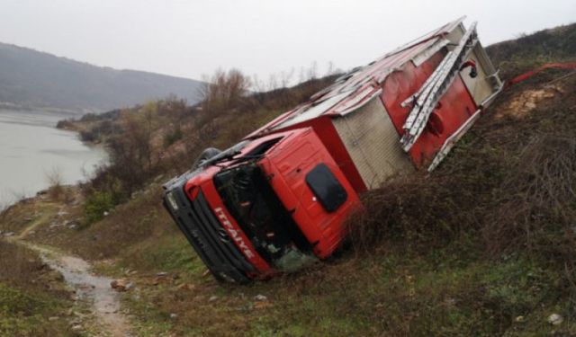 Bursa'da yangına müdahale için yola çıkan itfaiye aracı takla attı!