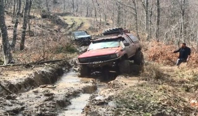 Bursa'da Off-road tutkunları evde kalanlar için araziye çıktı