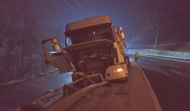 Bursa'da Kaza! TIR bariyerlere ok gibi saplandı