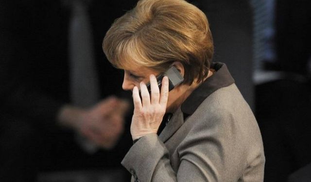 Şaka Sandı, Teşekkür Etmek İsteyen Merkel'in Yüzüne Telefonu Kapattı