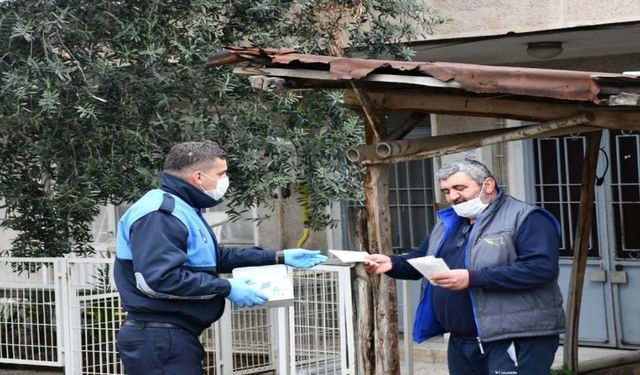 İznik Belediyesi Kapı Kapı Maske Dağıtıyor