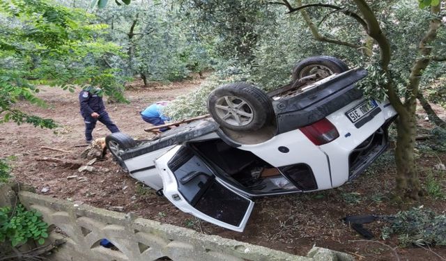 Bursa'da sürücüsünün direksiyon hakimiyetini kaybettiği araç bahçeye daldı