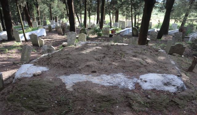 Mustafakemalpaşa'da ilginç olay! geceleri mezarları tek tek çimentoyla kapatıyor
