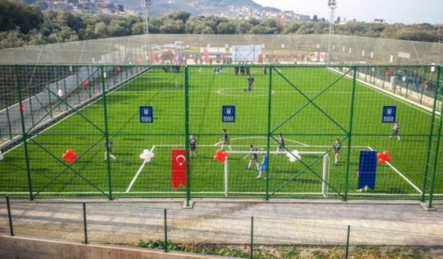 Bursa'da Büyükşehir Belediyesinden üniversiteye yeni futbol sahası! 