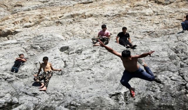 Tahran'da Korona Virüse Aldırış Etmeyen Halk Göllere Akın Etti!