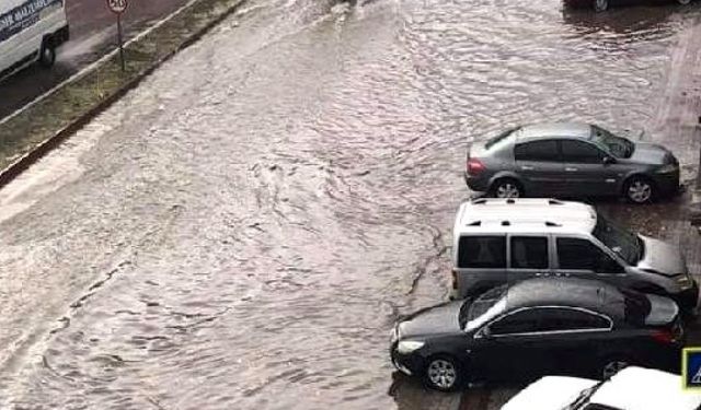 İnegöl'de Sağanak Yağışta Sokaklar Göle Döndü!