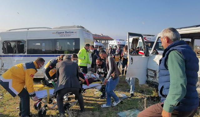 Bursa'da İki Minibüs Çarpıştı 15 Yaralı