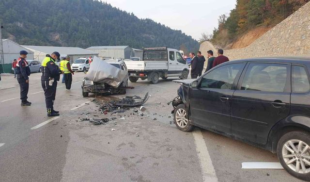 Bursa'da Zincirleme Kaza 3 Araç Birbirine Girdi