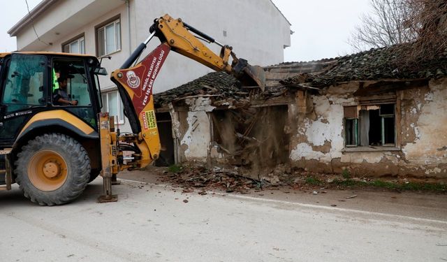 İnegöl Belediyesi Tehlike Arz Eden Metruk Binaları Yıktı