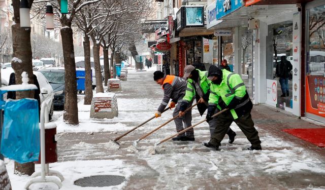 İnegöl Kar Ve Buzdan Temizleniyor