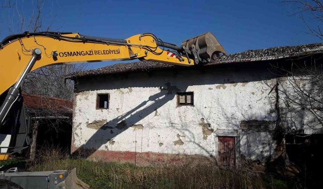 Osmangazi Belediyesi Metruk Bina Yıkımına Devam Ediyor