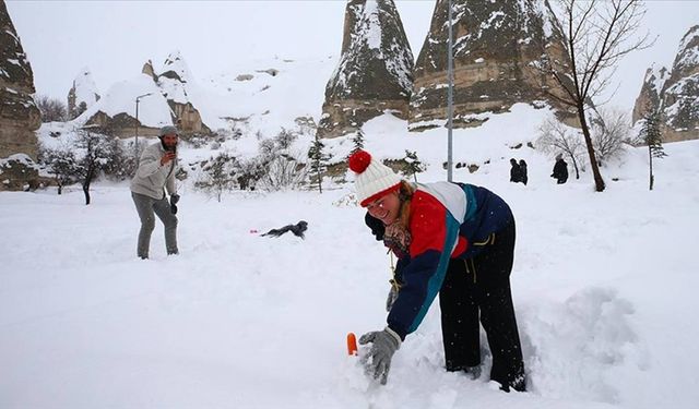 Turistlerin Kapodakya'da kar keyfi