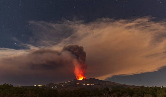 Etna Yanardağı yeniden harekete geçti