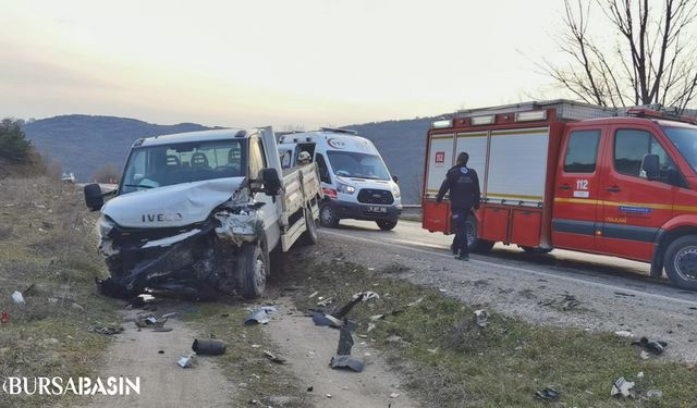 Bursa'da otomobil kamyonet ile çarpıştı 2 yaralı