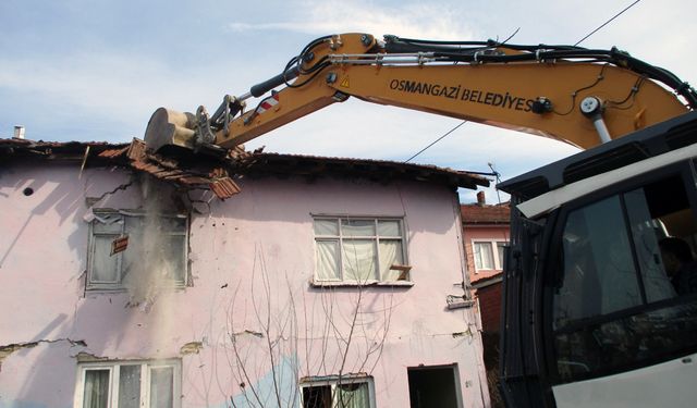 Osmangazi Belediyesi Metruk Bina Yıkımlarına Devam Ediyor