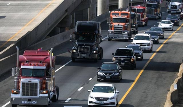 ABD'de aşı karşıtı kamyoncular otoyolda trafiği yavaşlattı