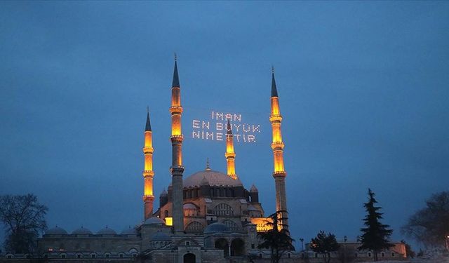 Selimiye Camisi mahyalarla donatıldı