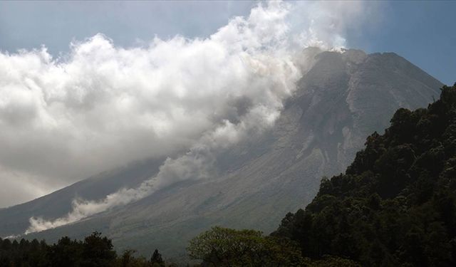 Endonezya'da Merapi Yanardağı'nda patlama